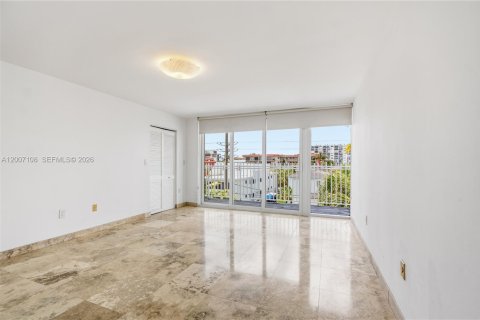 Condo in Miami Beach, Florida, 2 bedrooms № 2071240 - photo 10