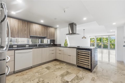 Condo in Miami Beach, Florida, 2 bedrooms № 2071240 - photo 8