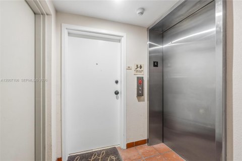 Condo in Miami Beach, Florida, 2 bedrooms № 2071240 - photo 25