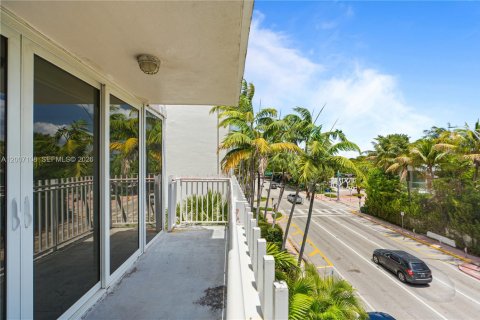 Condo in Miami Beach, Florida, 2 bedrooms № 2071240 - photo 19