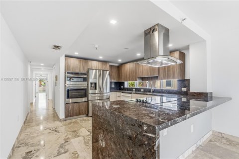 Condo in Miami Beach, Florida, 2 bedrooms № 2071240 - photo 7