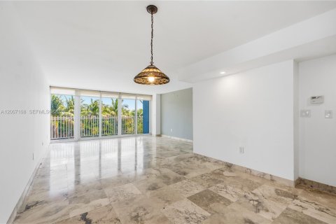 Condo in Miami Beach, Florida, 2 bedrooms № 2071240 - photo 3