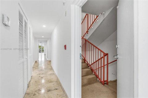 Condo in Miami Beach, Florida, 2 bedrooms № 2071240 - photo 17
