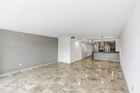 Condo in Miami Beach, Florida, 2 bedrooms № 2071240 - photo 5