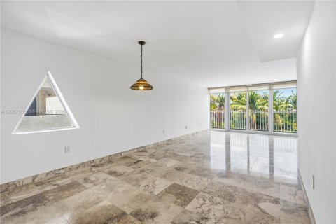 Condo in Miami Beach, Florida, 2 bedrooms № 2071240 - photo 4