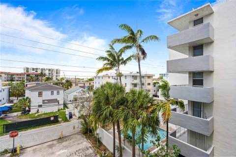 Condo in Miami Beach, Florida, 2 bedrooms № 2071240 - photo 22