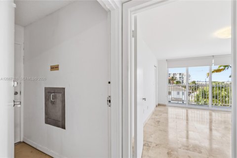 Condo in Miami Beach, Florida, 2 bedrooms № 2071240 - photo 18