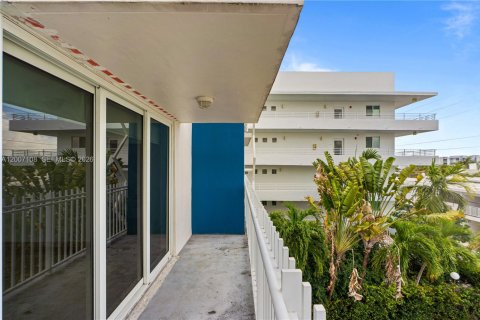 Condo in Miami Beach, Florida, 2 bedrooms № 2071240 - photo 21