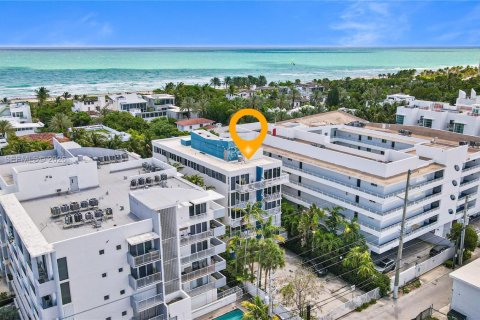 Condo in Miami Beach, Florida, 2 bedrooms № 2071240 - photo 2