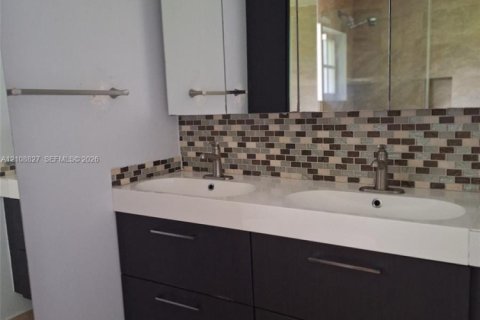 Villa ou maison à louer à Miami, Floride: 5 chambres, 183.76 m2 № 2428204 - photo 16