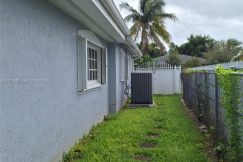 Villa ou maison à louer à Miami, Floride: 5 chambres, 183.76 m2 № 2428204 - photo 18