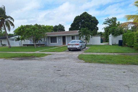 Villa ou maison à louer à Miami, Floride: 5 chambres, 183.76 m2 № 2428204 - photo 2