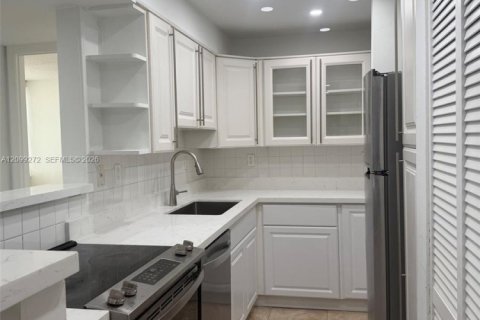 Condo in Miami, Florida, 3 bedrooms  № 2395096 - photo 10