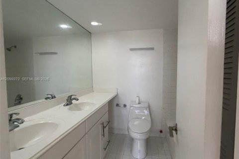 Condo in Miami, Florida, 3 bedrooms  № 2395096 - photo 16