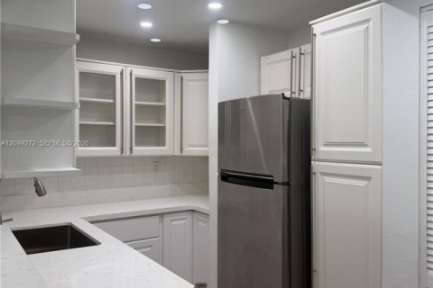 Condo in Miami, Florida, 3 bedrooms  № 2395096 - photo 11