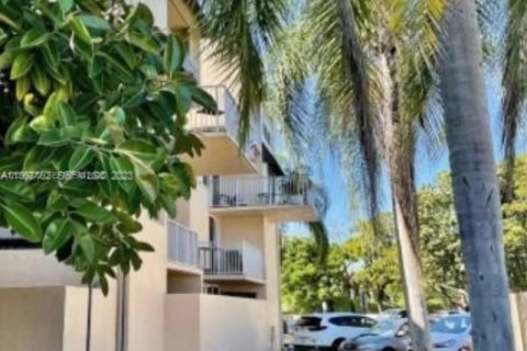 Condo in Miami, Florida, 3 bedrooms  № 2395096 - photo 2