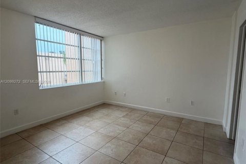 Condo in Miami, Florida, 3 bedrooms  № 2395096 - photo 15