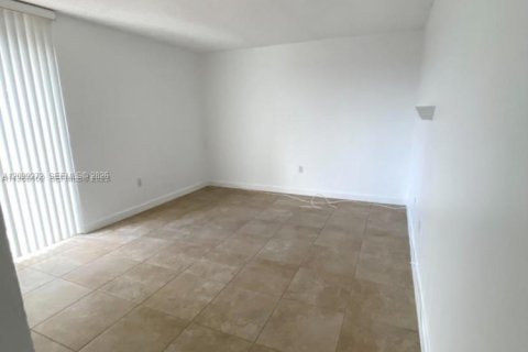 Condo in Miami, Florida, 3 bedrooms  № 2395096 - photo 17
