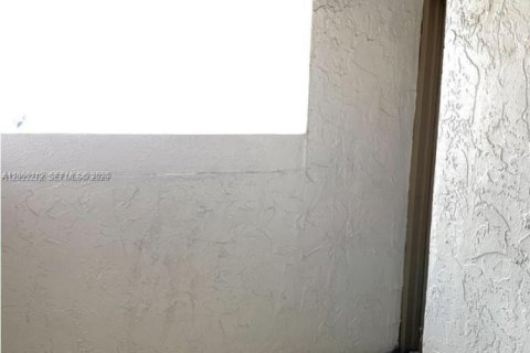 Condo in Miami, Florida, 3 bedrooms  № 2395096 - photo 6