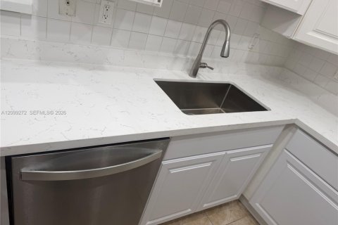 Condo in Miami, Florida, 3 bedrooms  № 2395096 - photo 12