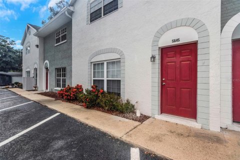 Condo in New Port Richey, Florida, 2 bedrooms  № 1858314 - photo 1
