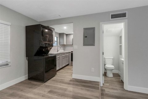Condo in New Port Richey, Florida, 2 bedrooms  № 1858314 - photo 11