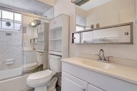 Condo in Hollywood, Florida, 2 bedrooms  № 2076798 - photo 13