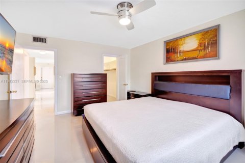 Condo in Hollywood, Florida, 2 bedrooms  № 2076798 - photo 11