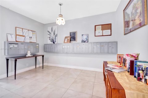 Condo in Hollywood, Florida, 2 bedrooms  № 2076798 - photo 17