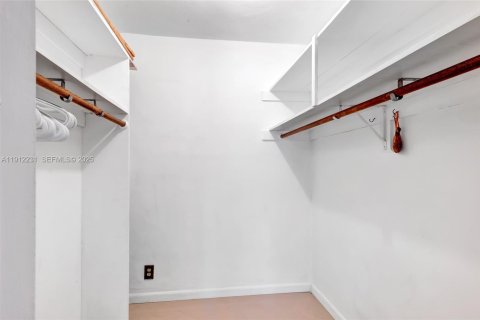 Condo in Hollywood, Florida, 2 bedrooms  № 2076798 - photo 15