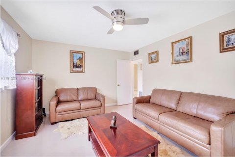 Condo in Hollywood, Florida, 2 bedrooms  № 2076798 - photo 9