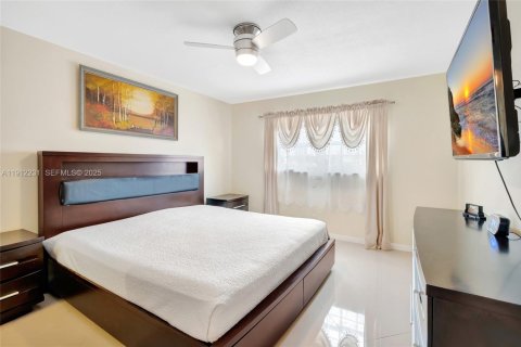 Condo in Hollywood, Florida, 2 bedrooms  № 2076798 - photo 10