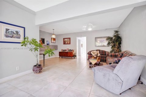 Condo in Hollywood, Florida, 2 bedrooms  № 2076798 - photo 16