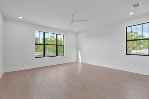 House in Tampa, Florida 5 bedrooms, 337.89 sq.m. № 2230733 - photo 30