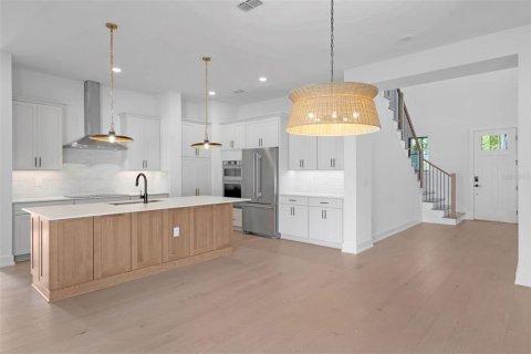 House in Tampa, Florida 5 bedrooms, 337.89 sq.m. № 2230733 - photo 5