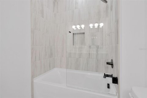 House in Tampa, Florida 5 bedrooms, 337.89 sq.m. № 2230733 - photo 22