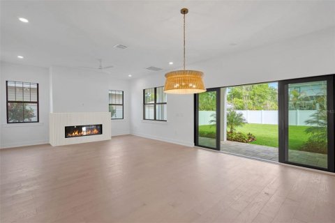House in Tampa, Florida 5 bedrooms, 337.89 sq.m. № 2230733 - photo 7