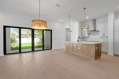 House in Tampa, Florida 5 bedrooms, 337.89 sq.m. № 2230733 - photo 6