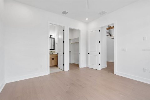 House in Tampa, Florida 5 bedrooms, 337.89 sq.m. № 2230733 - photo 17