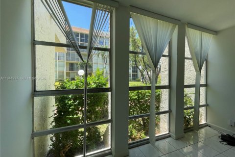 Copropriété à vendre à Hallandale Beach, Floride: 1 chambre, 76.18 m2 № 2089883 - photo 29