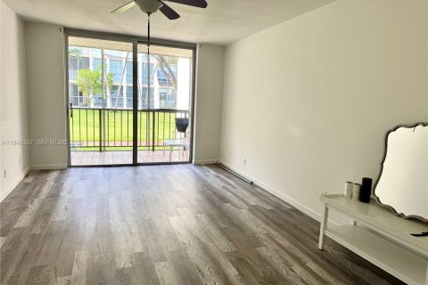 Copropriété à vendre à Hallandale Beach, Floride: 1 chambre, 76.18 m2 № 2089883 - photo 7