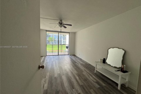 Copropriété à vendre à Hallandale Beach, Floride: 1 chambre, 76.18 m2 № 2089883 - photo 12