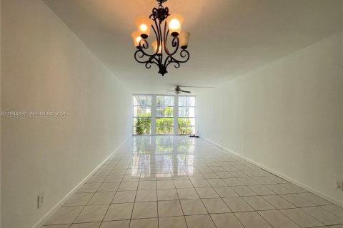Copropriété à vendre à Hallandale Beach, Floride: 1 chambre, 76.18 m2 № 2089883 - photo 2