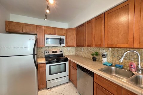 Copropriété à vendre à Hallandale Beach, Floride: 1 chambre, 76.18 m2 № 2089883 - photo 4