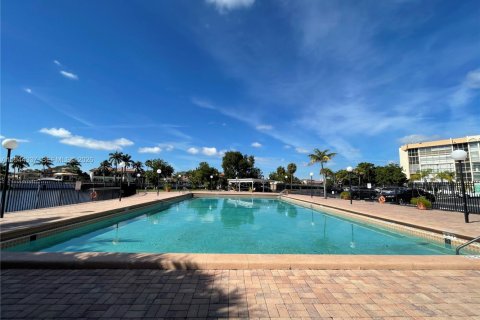 Copropriété à vendre à Hallandale Beach, Floride: 1 chambre, 76.18 m2 № 2089883 - photo 21