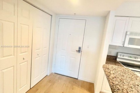 Condo in Miami, Florida, 1 bedroom  № 2086664 - photo 8