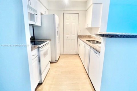Condo in Miami, Florida, 1 bedroom  № 2086664 - photo 6