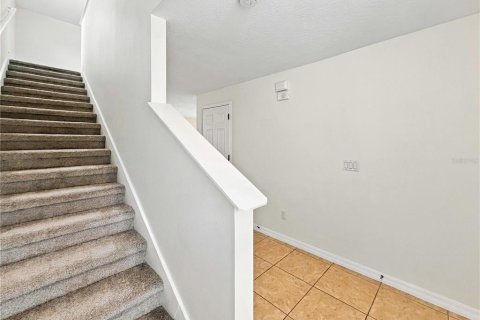 Townhouse in Oviedo, Florida 3 bedrooms, 169.83 sq.m. № 2386287 - photo 4
