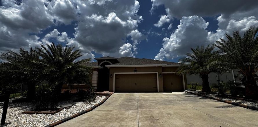 House in Ocala, Florida 3 bedrooms, 243.31 sq.m. № 1793988