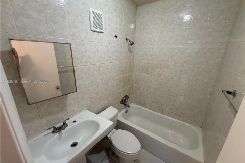 Villa ou maison à louer à Miami, Floride: 3 chambres, 239.69 m2 № 1993354 - photo 12